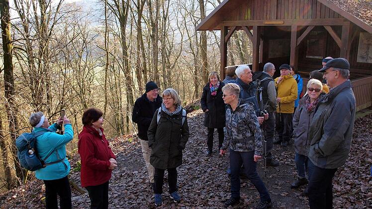 Bei herrlichem frühlingshaften Wetter führte die Seniorenwanderung des Rhönklub-Zweigvereins Bad Kissingen zu den Wichtelhöhlen. Foto: Hans-Jürgen Neumann