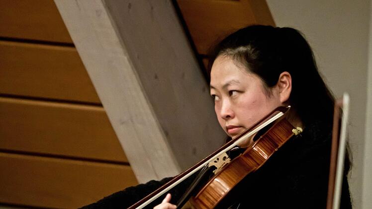 Zhuo Lu, Solobratschistin des Philharmonischen Orchesters, ist die Solistin bei den Sinfoniekonzerten des Landestheaters Coburg am Sonntag und Montag in Coburg.Foto: Archiv/Jochen Berger