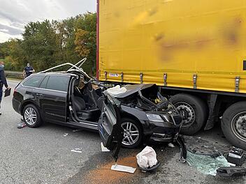 Skoda krach in Heck von Lastwagen: Feuerwehr muss Personen befreien