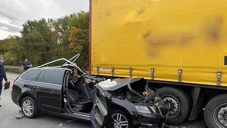 Skoda krach in Heck von Lastwagen: Feuerwehr muss Personen befreien