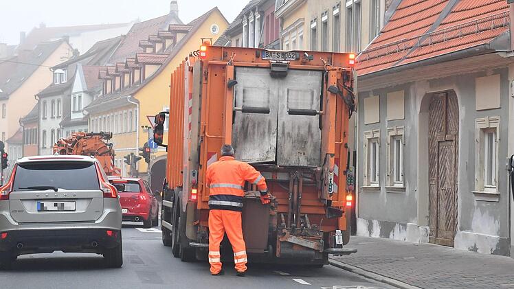 Die Gebühren für  Abfall steigen neben Abwasser und Straßenreinigung ab Januar in Bamberg: Ein Haushalt mit vier Personen muss   mit Mehrausgaben  von  bis 100 Euro pro Jahr rechnen.  Allerdings kommt die Erhöhung auch den unteren Lohngruppen beim Entsorgungsbetrieb  zugute. Foto: Ronald Rinklef/Archiv