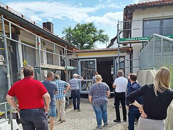 Architekt Ralf Bahl versprach vor der Besichtigung, dass die R&auml;te die R&auml;ume des Kindergartens Sankt Marien in Ebermannstadt nach dessen Sanierung nicht mehr wiedererkennen w&uuml;rden &ndash; und hatte Recht.