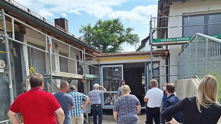 Architekt Ralf Bahl versprach vor der Besichtigung, dass die Räte die Räume des Kindergartens Sankt Marien in Ebermannstadt nach dessen Sanierung nicht mehr wiedererkennen würden – und hatte Recht.