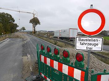 Bald  geht da was: Noch aber muss sich der Verkehr per Ampelregelung  gesteuert an der  Brückenbaustelle in Kaltenbrunn vorbeiquetschen. - Foto: Berthold Köhler