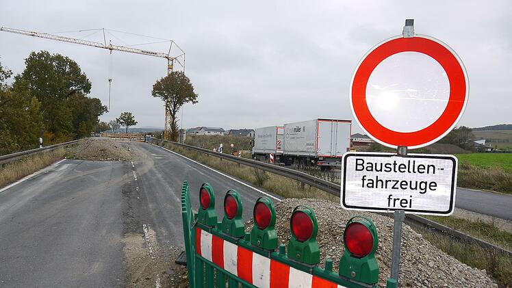 Bald  geht da was: Noch aber muss sich der Verkehr per Ampelregelung  gesteuert an der  Brückenbaustelle in Kaltenbrunn vorbeiquetschen. - Foto: Berthold Köhler