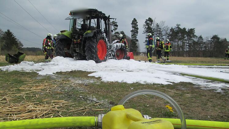 Herpersdorf: Spektakulärer Feuerwehr-Einsatz - Traktor gerät in Vollbrand