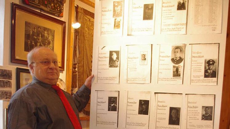 Zum Volkstrauertag initiierte Hans Schrepfer im Dorfmuseum Neuses eine Sonderausstellung mit Bildern und Daten der Neuseser Gefallenen und Vermissten der beiden Weltkriege. Foto: Heike Schülein