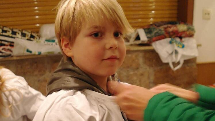 Veit, acht Jahre alt und evangelisch, geht zum ersten Mal, aber dennoch selbstverständlich als Sternsinger mit. Veit hat den Film über die Flüchtlinge in Malawi gesehen und "brutal und ganz schön traurig". Foto: Stephanie Elm