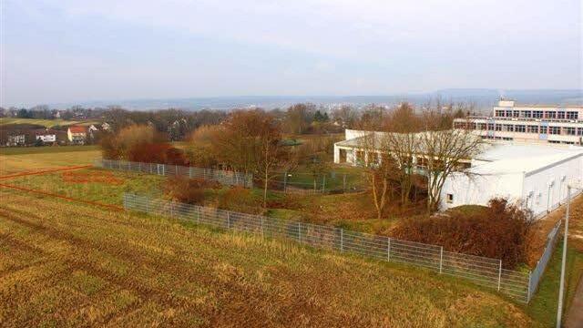 Die Kindertagesstätte Am Vogelberg erhält zusätzliches außengelände, links zwischen vorderem und hinterem Zaun.ein weiteres