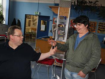 Bitteschön - Eyyüb Askin (14) übergibt Jugendzentrumsleiter Stefan "Bonsai" Lehner sein Handy. Die Regeln werden akzeptiert. Fotos: Sonja Adam