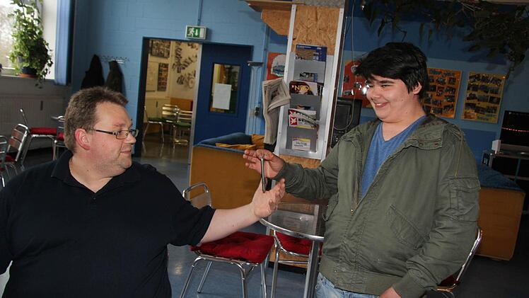 Bitteschön - Eyyüb Askin (14) übergibt Jugendzentrumsleiter Stefan "Bonsai" Lehner sein Handy. Die Regeln werden akzeptiert. Fotos: Sonja Adam