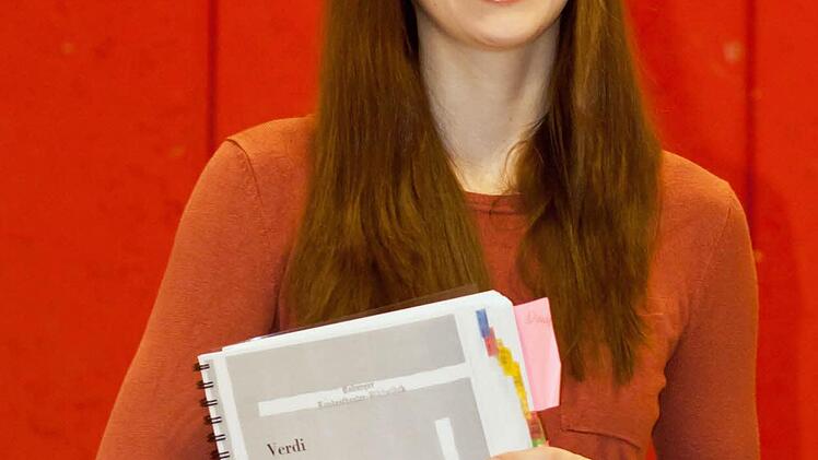 Regieassistentin Sonja Hahn leitet die szenische Probenarbeiten für die Wiederaufnahme-Premiere von "La Traviata" am Landestheater Coburg. Foto: Jochen Berger