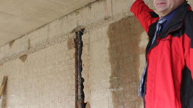 Im Bereich der Galerie des Kunstvereins wurde die Decke höher gelegt, wie Günther Daum hier anzeigt. Foto: Marco Meißner