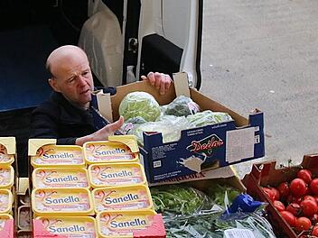 Flink ist Fahrer Winfried Schäfer, wenn es darum geht, die gespendeten Lebensmittel für die Hammelburger Tafel abzuholen.  Foto: Gerd Schaar