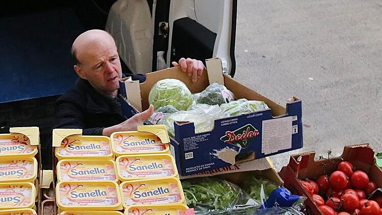 Flink ist Fahrer Winfried Schäfer, wenn es darum geht, die gespendeten Lebensmittel für die Hammelburger Tafel abzuholen.  Foto: Gerd Schaar