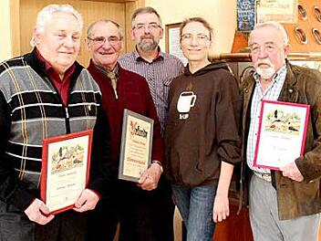 Vorsitzender Johannes Weiß (Mitte) hat mit Kerstin Floto eine neue Stellvertreterin. Geehrt wurden Werner Mönius (l.), Edmund Brehm und Theo Galster (r.). Foto: Johanna Blum