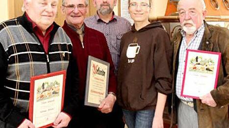 Vorsitzender Johannes Weiß (Mitte) hat mit Kerstin Floto eine neue Stellvertreterin. Geehrt wurden Werner Mönius (l.), Edmund Brehm und Theo Galster (r.). Foto: Johanna Blum