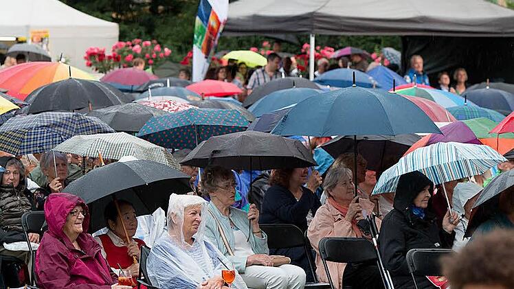 Gut beschirmt und regenfest bekleidet: Impressionen vom Klassik-Open-Air im Coburger Rosengarten.Foto: Albert Höchstädter