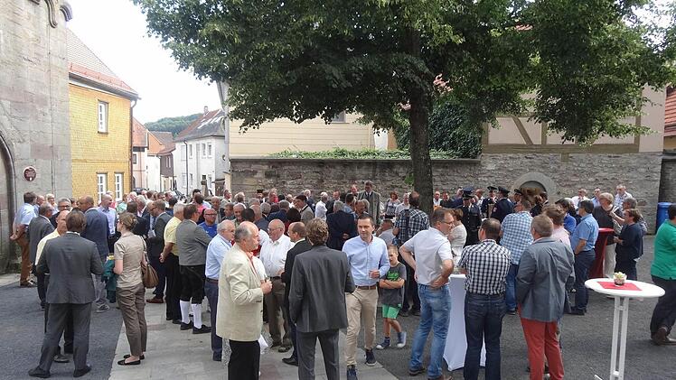 Persönliche Freunde, Weggefährten, ehemalige und aktuelle Mandatsträger, Behörden-, Kirchen- und Schulvertreter verabschiedeten Bischofsheims Bürgermeister Udo Baumann. Foto: Marion Eckert