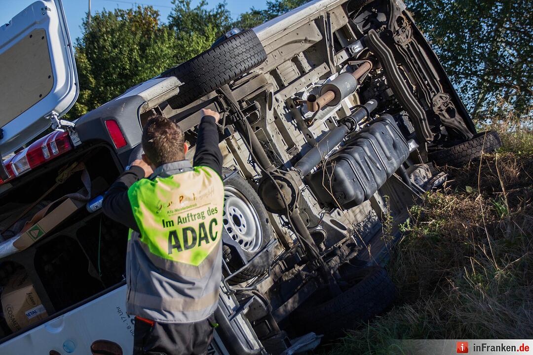 Transporter kollidiert mit Kleinwagen und kracht in Bushaltestelle