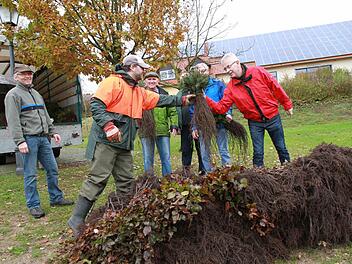 Revierförster Matthias Jessen (r.) begrüßt die Maßnahmen der Waldbesitzervereinigung.  Foto: Mathias Erlwein