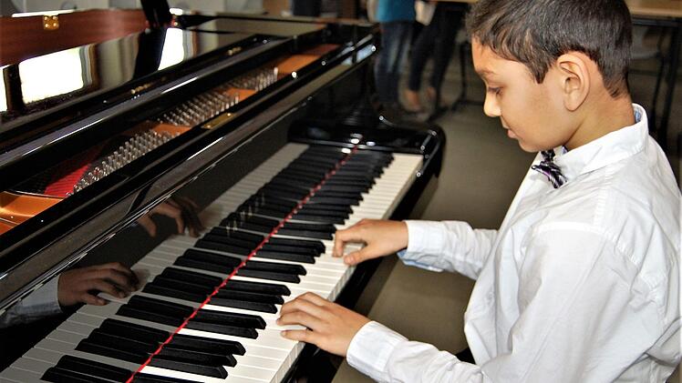 Konzentriert spielt Adrian Kleemann (10) aus Unterschleißheim bei München sein Klavierstück