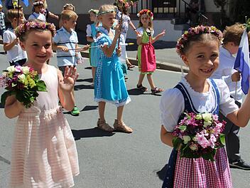 Die Thurnauer Mädchen und Jungen hatten sich fein herausgeputzt für ihren großen Tag.Katharina Müller-Sanke