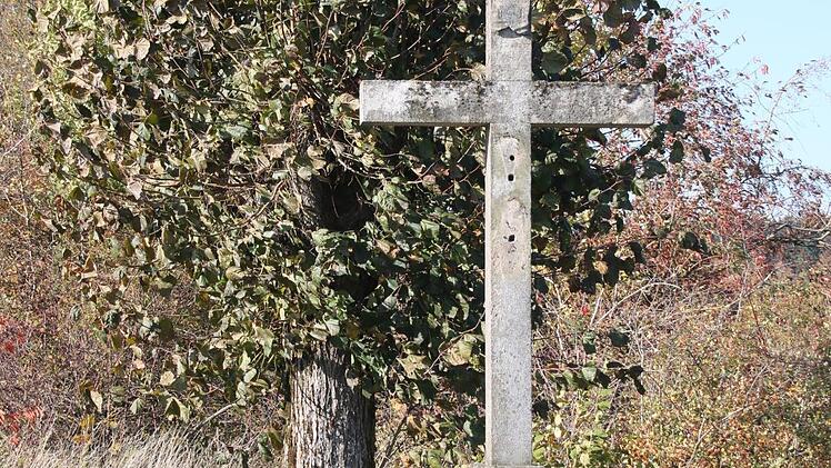 Derzeit steht das Kreuz ohne die Christusfigur an der Straße zwischen Kümmersreuth und Wattendorf.