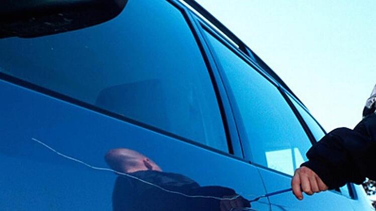 Bislang unbekannte Täter zerkratzten in Nürnberg-Marienberg am Sonntagnachmittag knapp drei Dutzend PKW und hinterließen einen Sachschaden im Wert von circa 100.000 Euro. Symbolfoto: dpa