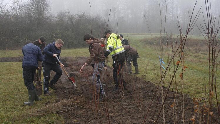 Das Klassenzimmer mit der freien Natur tauschten jüngst 20 Landwirtschaftsschüler bei einem Projekt des Landschaftspflegeverbands bei Großwalbur. Foto: Martin Rebhan