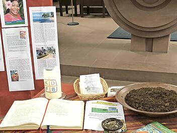 Die Tischgruppe in Oberleichtersbach informierte über die Insel Vanuata und deren Lebensverhältnisse.