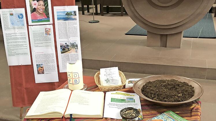 Die Tischgruppe in Oberleichtersbach informierte über die Insel Vanuata und deren Lebensverhältnisse.