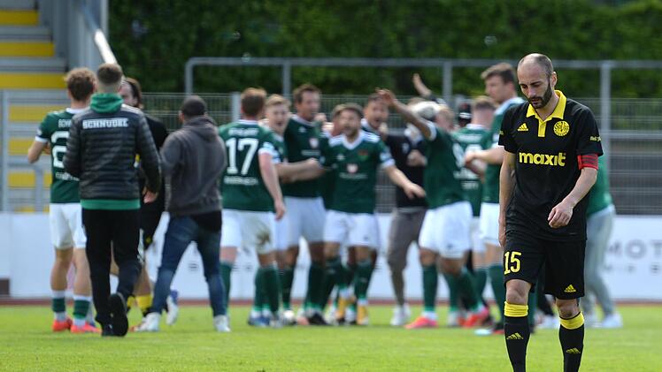 Geknickte Bayreuther und jubelnde Schweinfurter, die jetzt gegen Havelse um den Drittliga-Aufstieg spielen. Foto: Peter Mularczyk