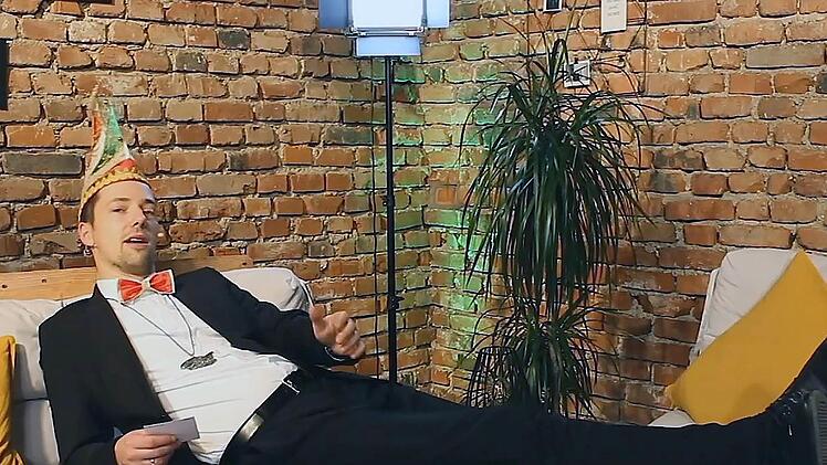 Sehr bequem gemacht es sich hier Sitzungspräsident Frank Kilian. Screenshot: Dieter Britz