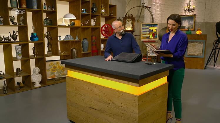 Zu Beginn der "Bares für Rares"-Folge wirkte Expertin Wendela Horz verträumt, scheinbar vertieft in ein Buch.