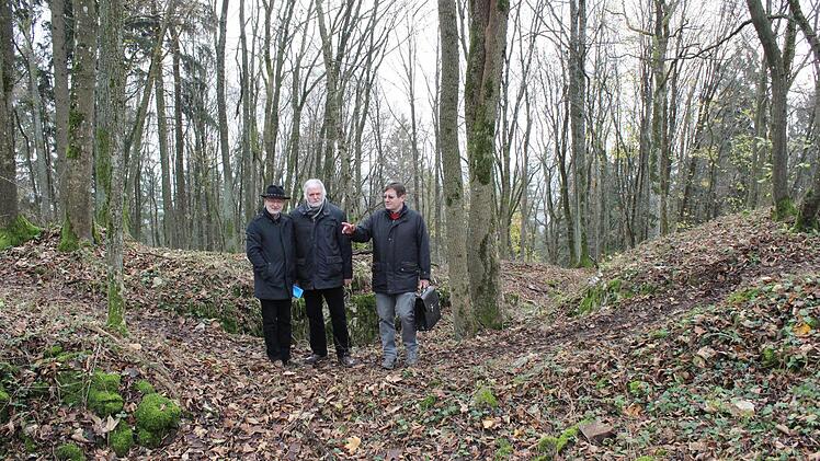 Wolfgang Rast, Rudolf Landmann und Toni Eckert (v. l.) machen sich ein Bild an der Stelle der ehemaligen Zugbrücke.