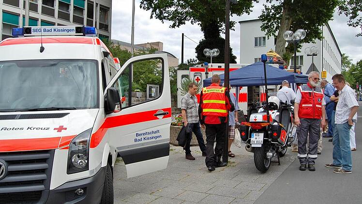 In der Bad Kissinger Fußgängerzone präsentierte die Rotkreuz--Bereitschaft einige Fahrzeuge ihres Fuhrparks.