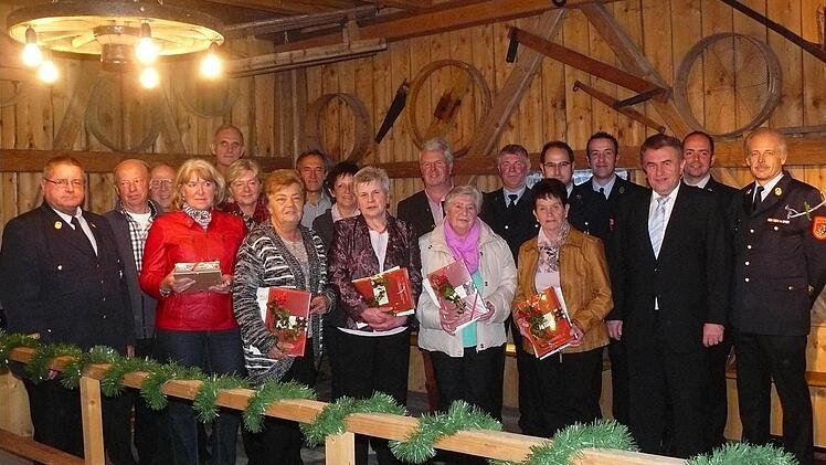 Die Mitglieder der Damenwehr heute, wo sie im Mittelpunkt einer Ehrung standen. Mit im Bild die Ehrengäste und Vorstandsmitglieder (von rechts) Kreisbrandinspektor Horst Tempel, Kreisbrandmeister Alexander Reinsch, Bürgermeister Siegfried Beyer, die Vorsitzenden Stephan Bodenschatz und Markus Wunner, Kommandant Wolfgang Goller sowie MdL Ludwig Freiherr von Lerchenfeld und (links) der KFV-Kreisvorsitzende, Ehrenkreisbrandinspektor Franz Gareis. Foto: Klaus-Peter Wulf