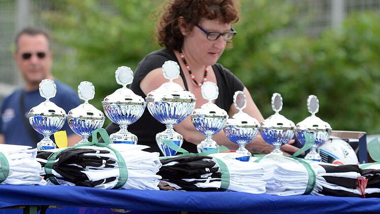 Objekte der Begierde: Aneinandergereiht und aufpoliert warteten die Pokale auf die Gewinner des "herzo & friends football cup".