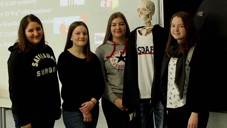 Chiara, Isabel, Nelly und Denise (von links) mit Symbolen der "Nazi-Szene".