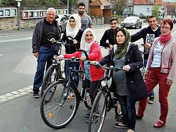 Dankbar zeigen sich die Nüdlinger Flüchtlinge mit den gespendeten Fahrrädern; mit ihnen freuen sich Klaus Grund (links) und Helga Fischer (rechts).  Foto: Sigismund von Dobschütz