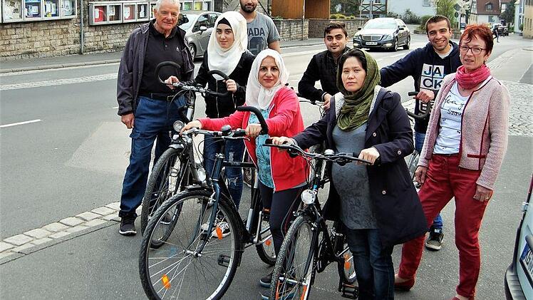 Dankbar zeigen sich die Nüdlinger Flüchtlinge mit den gespendeten Fahrrädern; mit ihnen freuen sich Klaus Grund (links) und Helga Fischer (rechts).  Foto: Sigismund von Dobschütz