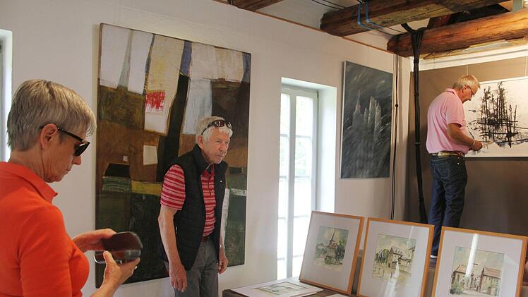 Abstrakt und kraftvoll oder gegenständlich - beim Europäischen Symposium Thurnau gab es viele Facetten der Kunst zu bestaunen. Bei der Matinee wurden die Werke im Rathaushof und im Torwärterhaus präsentiert, vom 1. bis 30 September werden die Werke im Töpfermuseum Thurnau gezeigt. Foto: Sonny Adam