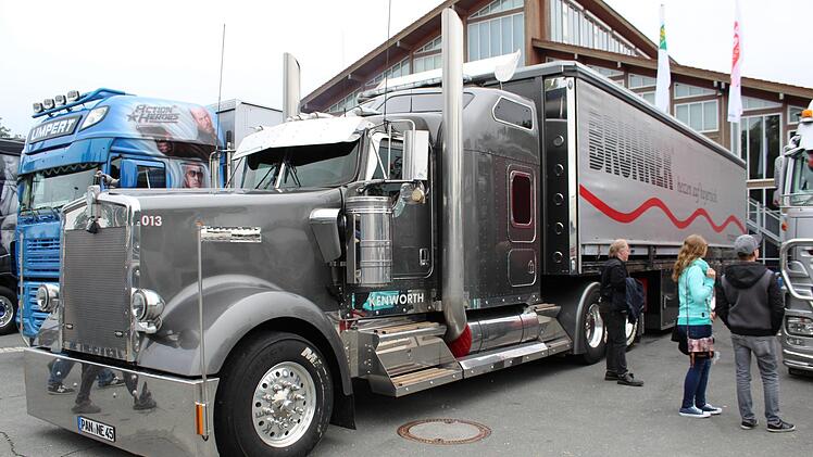 Manch Truck auf dem Gelände war von amerikanischer Schönheit.