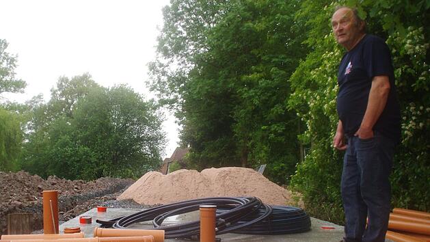 Eugen Geuther auf der Baustelle f&uuml;r den Biergarten. Foto: Marco Mei&szlig;ner