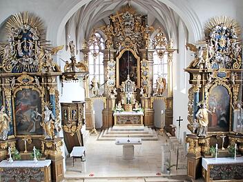 Reich geschmückt ist der Altarraum der Marienkapelle. In der Bekrönung des Hauptaltars ist die Heilige Dreifaltigkeit dargestellt, umringt von Engeln und Putten.  Fotos: Eckehard Kiesewetter