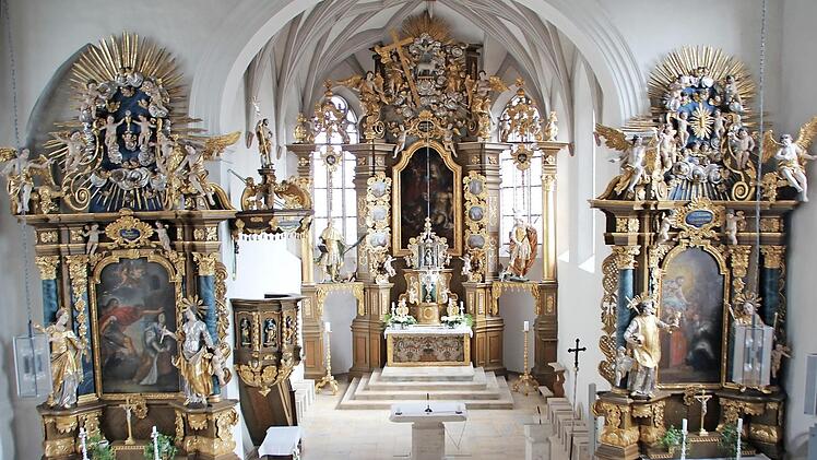 Reich geschmückt ist der Altarraum der Marienkapelle. In der Bekrönung des Hauptaltars ist die Heilige Dreifaltigkeit dargestellt, umringt von Engeln und Putten.  Fotos: Eckehard Kiesewetter