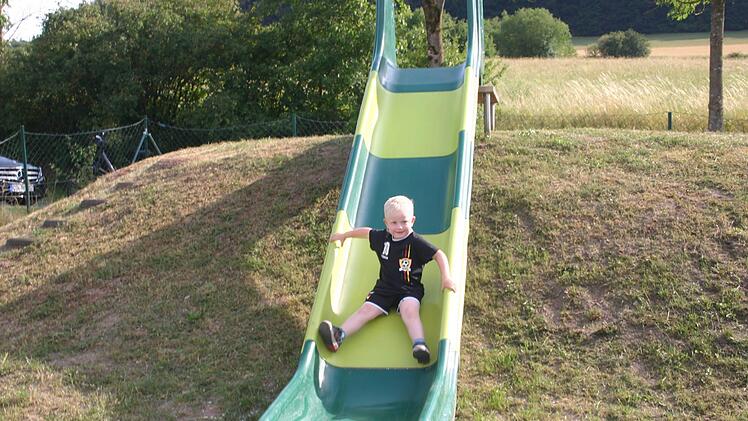 Kaum war der generalsanierte Spielplatz in Neukirchen offiziell freigegeben, enterte der dreijährige Ole Wunsch den Anlaufhügel und nahm die neue Rutsche  in Beschlag. Foto: Martin Rebhan