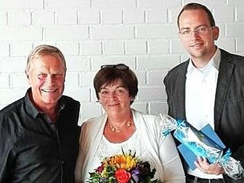 Gerhard Schubert (Ehemann), Ingrid Schubert (Schulsekretärin) und Michael Heyne (Rektor) bei der Verabschiedung. Foto: Elisabeth Henneberger