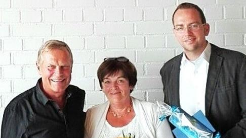 Gerhard Schubert (Ehemann), Ingrid Schubert (Schulsekretärin) und Michael Heyne (Rektor) bei der Verabschiedung. Foto: Elisabeth Henneberger